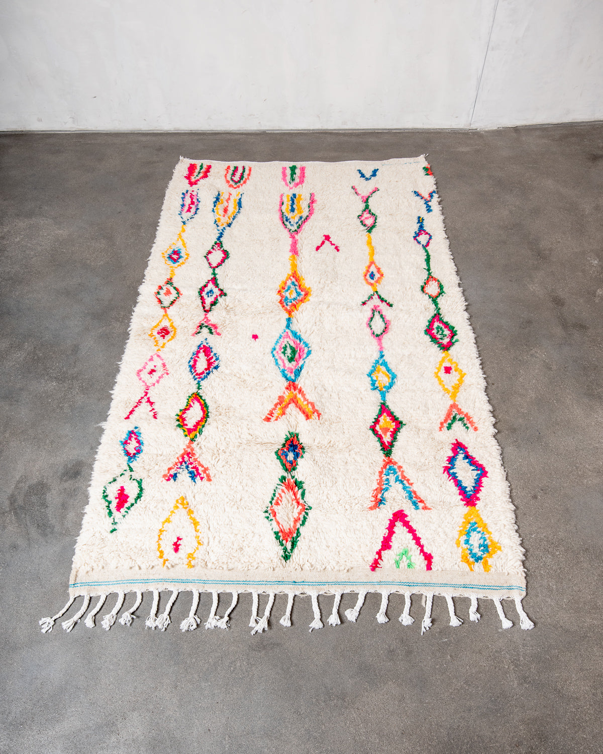 Modern designer handcrafted Berber rug from Morocco. Azilal rug with beautiful colors and patterns. Made of sheep’s wool and colourful cotton.